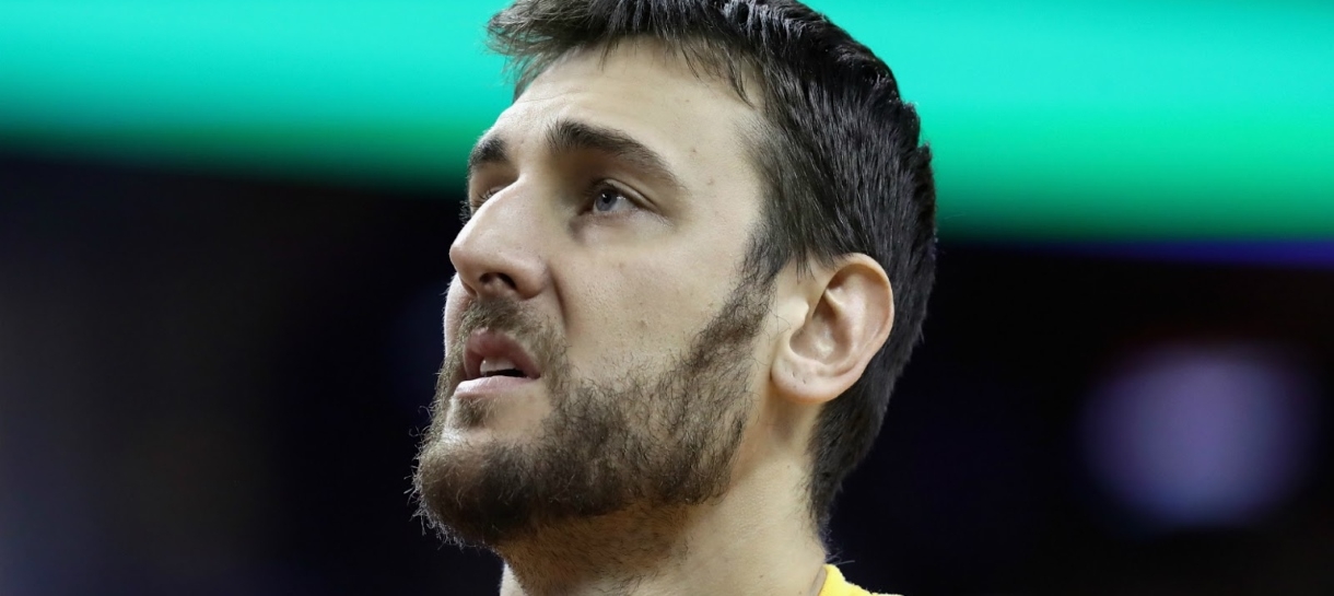 Andrew Bogut e Lakers seguem caminhos diferentes