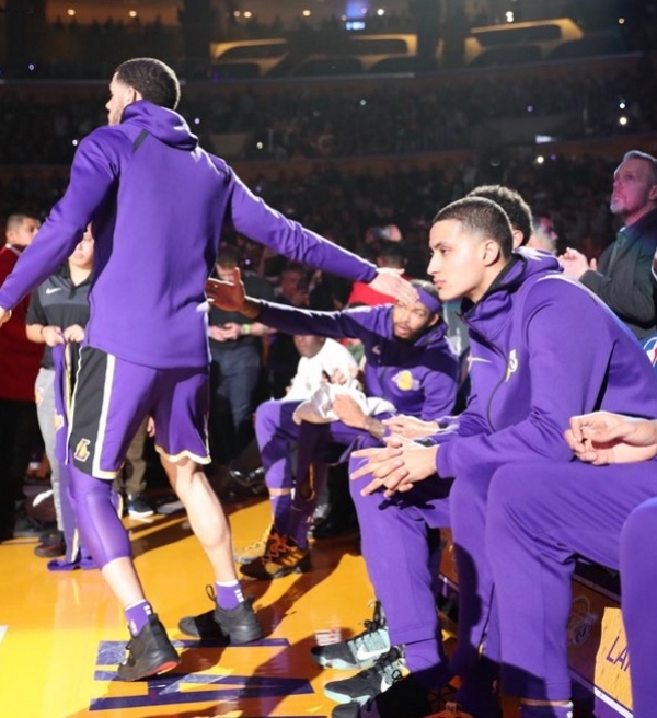 Brigando na tabela, Lakers recebe segundo pior time do Leste