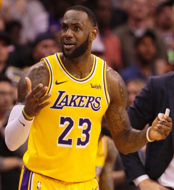 Lakers perde para Suns e se complica ainda mais por uma vaga nos PO's