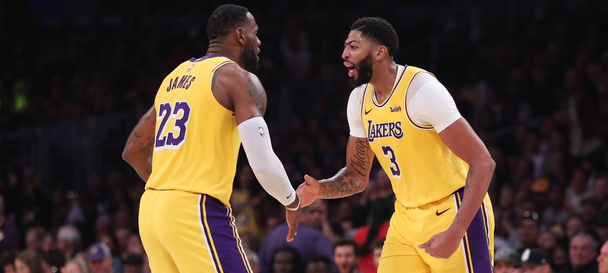 Lakers vence Grizzlies em noite histórica