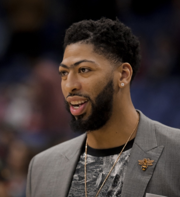Anthony Davis aceita jogar como pivô nos Playoffs