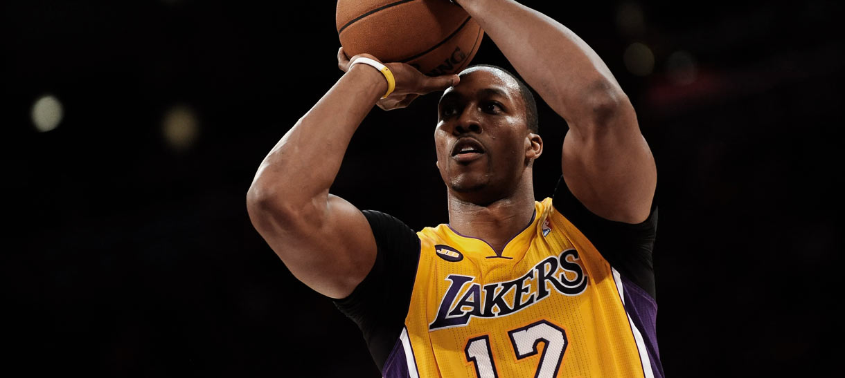 Dwight Howard surge como opção após lesão de Cousins