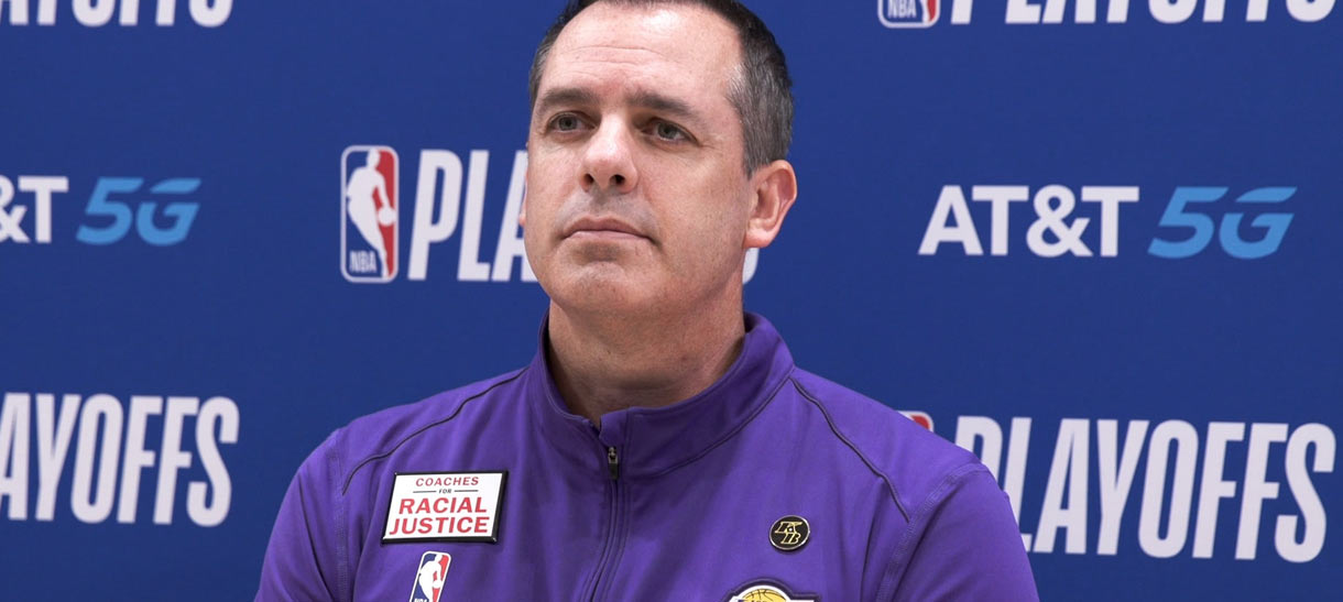 Frank Vogel considera mudar time titular para jogo de hoje