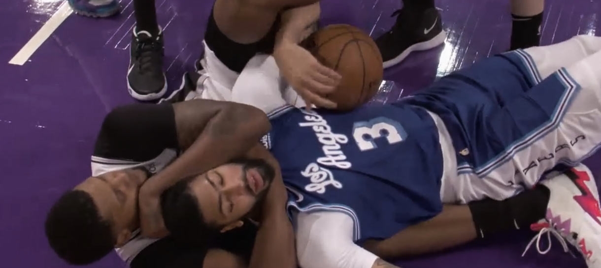 NBA: Rudy Gay dá Mata-Leão em Anthony Davis durante Lakers e Spurs