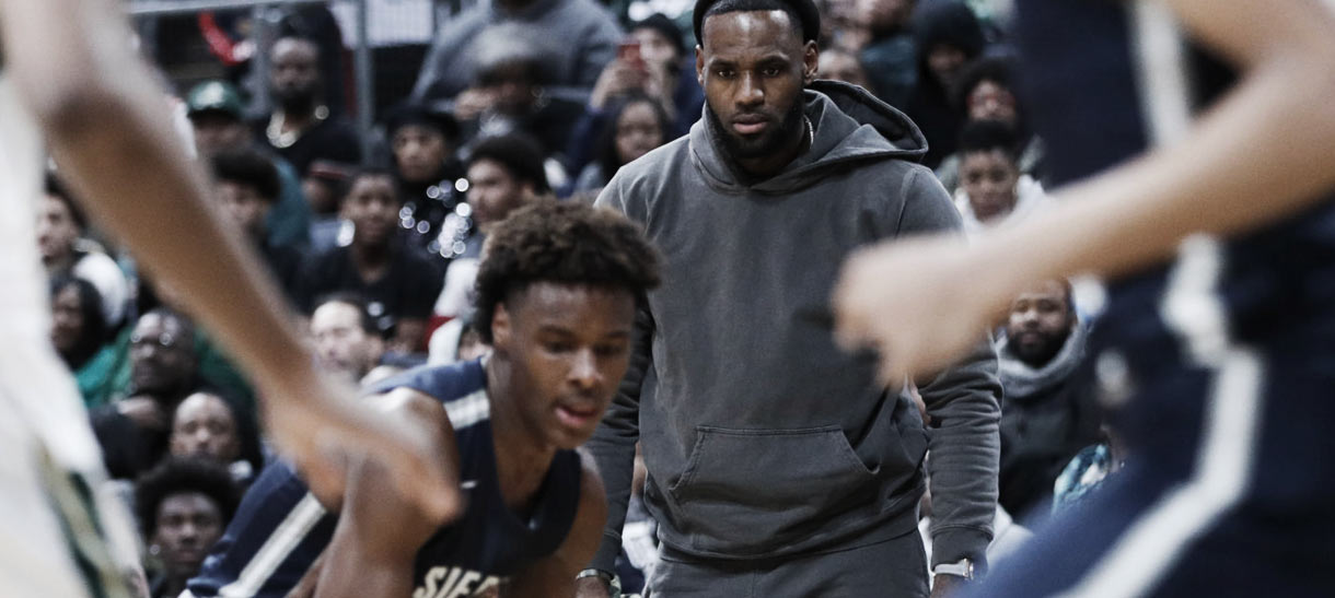 LeBron James tem dia de técnico em jogo de Bronny James