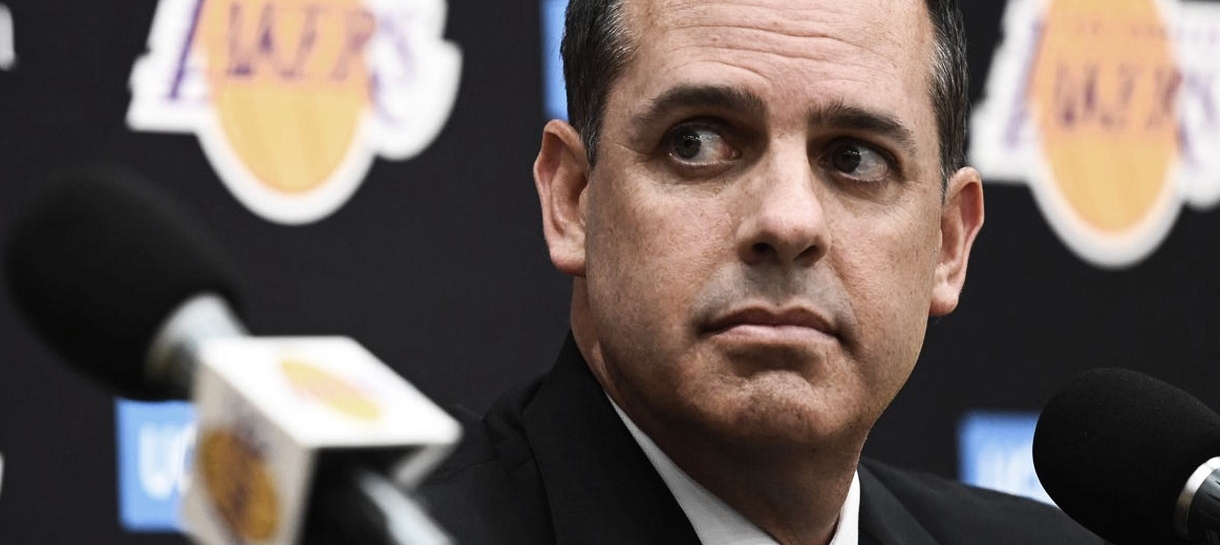 Pivô do Lakers culpa Frank Vogel por falta de tempo em quadra