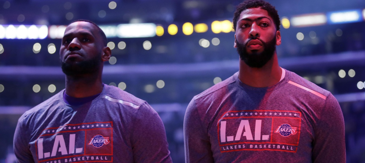 Desfalcado, Lakers recebe o Sacramento Kings