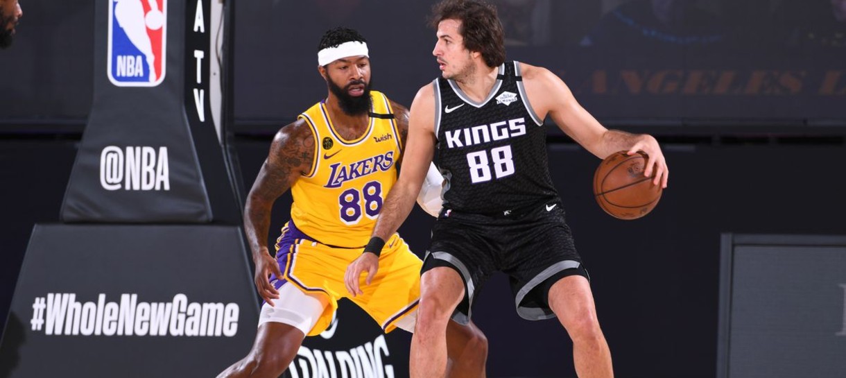 Lakers descansa elenco em derrota para o Kings