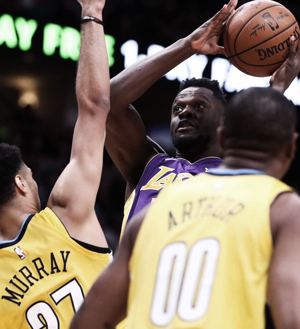 Lakers erra muito no fim e cai para Nuggets em Denver