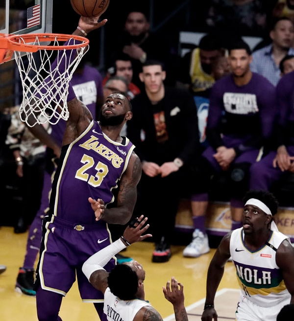 Nos instantes finais, Lakers vence Pelicans e volta a brigar por playoffs