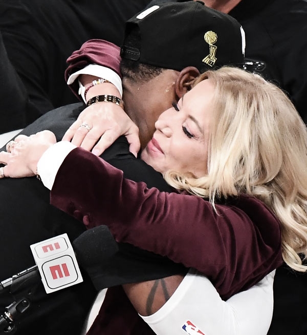 NBA: Jeanie Buss dá forte declaração sobre LeBron James