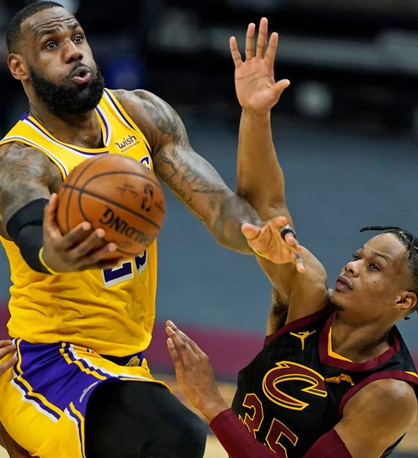 LeBron James incendeia no último período e Lakers vence Cavs