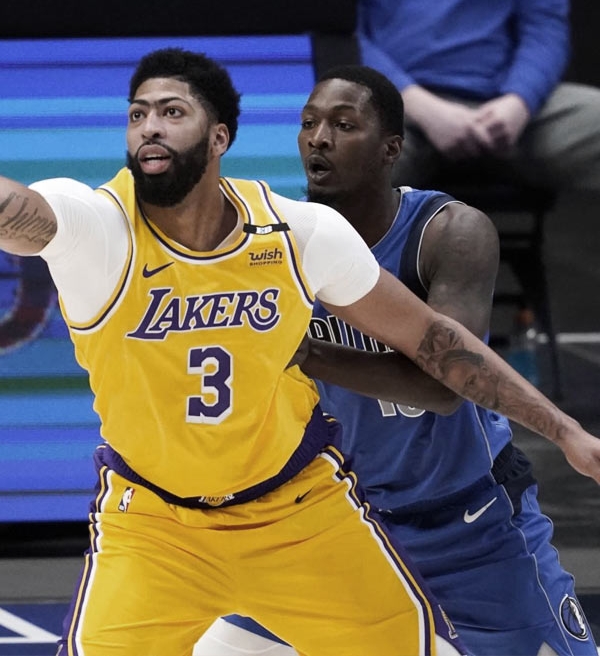 Lakers perde para Mavs no retorno de Anthony Davis e se vê em situação delicada na tabela