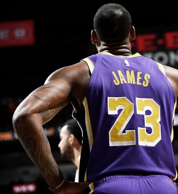 Porque o Lakers precisa esquecer Anthony Davis e jogar a vida hoje contra o Suns