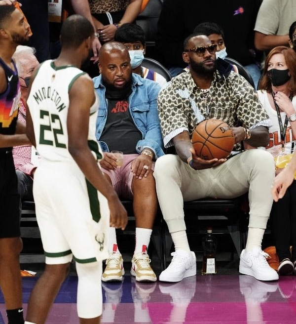 NBA: LeBron James marca presença no Jogo 5 entre Bucks e Suns