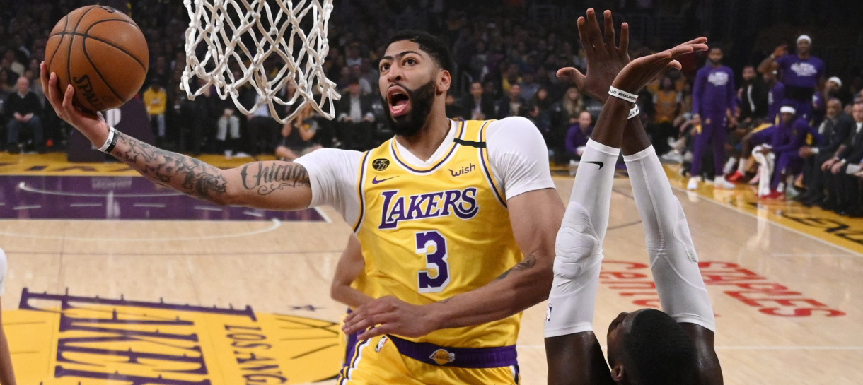 Lakers vence Suns com show de Davis e Rondo