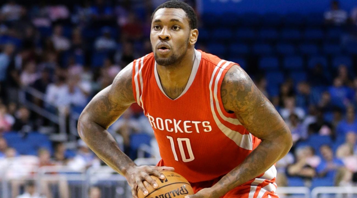 Tarik Black assina com o Rockets