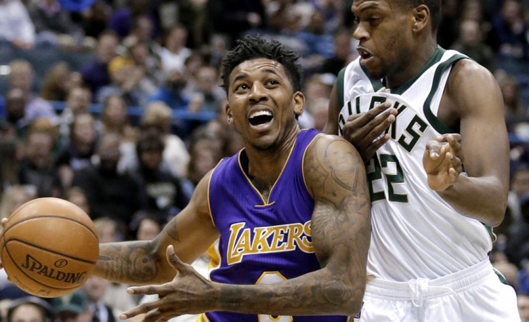Há 14 jogos do fim da temporada, Lakers recebe Bucks